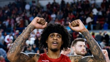 El ala-pívot americano del Baxi Manresa Devin Robinson celebra la victoria después del encuentro de la jornada 21 de la Liga Endesa entre el Baxi Manresa y el Carplus Fuenlabrada, este sábado en el Pabellón Nou Congost de Manresa.