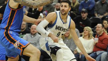 MSP01. MINNEAPOLIS (EE.UU.), 13/01/2017.- El jugador de Minnesota Timberwolves Ricky Rubio (d) en acci&oacute;n ante el jugador de Oklahoma City Thunder Steven Adams (i) hoy, viernes 13 de enero de 2017, durante un partido de baloncesto de la NBA entre Okalahoma City Thunder y Minnesota Timberwolves en el Target Center de Minneapolis, Minnesota, (EE.UU.). EFE/CRAIG LASSIG