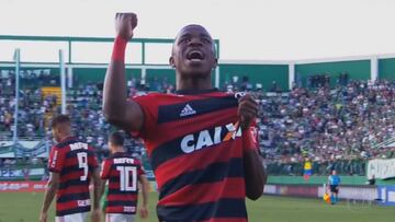 Así responde Vinicius: le dejan en el banco y marca a los 6'