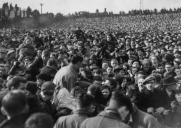 El 9 de marzo de 1946, un partido de cuartos de final de la Copa de Inglaterra entre el Bolton y el Stoke City, acabó con la vida de 33 personas. La causa fue una avalancha en las gradas por peleas entre vándalos, con lo que cedió la valla y los aficionados murieron asfixiados y aplastados.