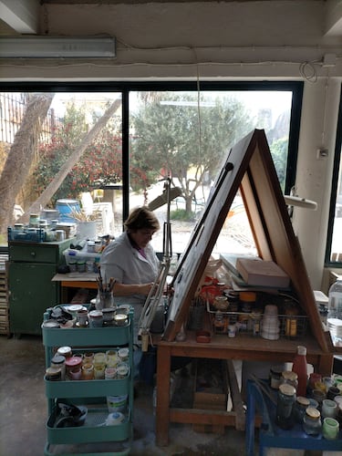 Los talleres de azulejos son lugares donde se crea de manera tranquila y pausada cada diseño.