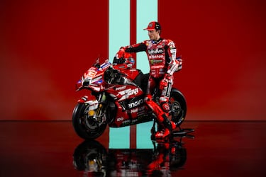 “Una moto veloz, es una moto buena. Esa es la clave. Veremos durante la pretemporada, pero el diseño es muy bonito. Intentaremos hacerlo lo mejor posible para poder celebrar el centenario de Ducati como se merece”.