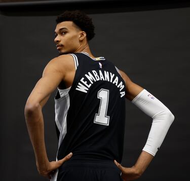Victor Wembanyama ganó más de 10 kilos de peso respecto al año pasado y aseguró que este verano se enfocó en “ganar fuerza y abdominales” para ser más competitivo en la nueva temporada de la NBA. Impresionó a todos durante el Media Day del equipo texano, previo al 'Wemby' arranca la 2024-25 pesando casi 106 kilos.