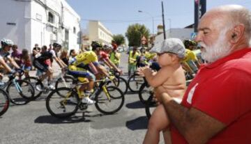 El pelotón durante la tercera etapa de la Vuelta Ciclista a España 2014 que hoy ha transcurrido entre Cádiz capital y el municipio gaditano de Arcos de la Frontera, con un recorrido de 197,8 kilómetros.
