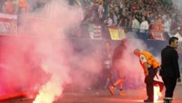 Las bengalas lanzadas por afiocionados del Benfica