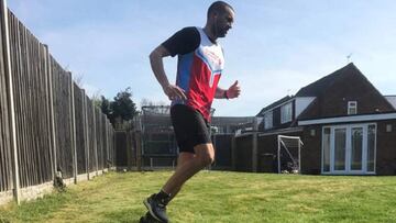 James Page recorre una maratón en el patio de su casa.
