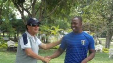 Nelson Rivas (derecha) estrecha la mano del presidente del Dépor, Gustavo Moreno Arango.
