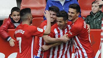 Los jugadores del Sporting celebran un gol.