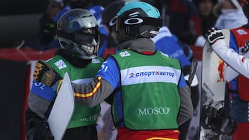 Regino Hernandez y Lucas Eguibar celebran tras la final pequeña de la carrera de la Copa del Mundo por Equipos de Snowboardcross.