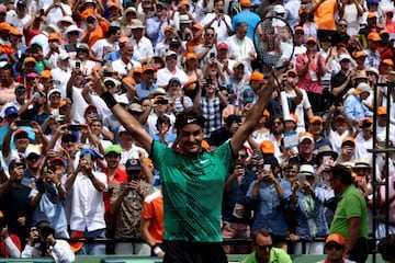 Una nueva final entre dos de las raquetas más fascinantes de todos los tiempos. Hoy ganó Federer bajo un sol de justicia en Miami. Nadal tuvo sus oportunidades de romper el servicio del suizo pero no lo consiguió. A pesar de eso, dejó una muy buena impresión. Veremos lo que pasa cuando llegue el momento de jugar en tierra batida. Aquí el resumen del partido en fotos.