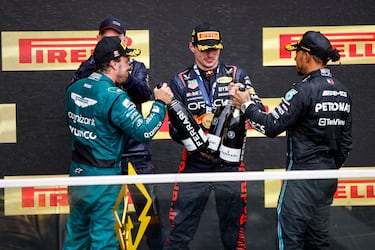 Quizá la carrera de Montreal no tuvo tanta acción cuerpo a cuerpo como otras de la lista, pero fue de lo más entretenida y con el podio de más quilates que puede verse en la F1 de hoy día: Verstappen, Alonso y Hamilton. Max ganó con comodidad, aunque 'sólo' 9.5 segundos por delante de Fernando, pero español y británico pelearon por el segundo puesto. El asturiano lo perdió en una mala salida, pero luego lo recuperó con una maniobra notable en la última chicane con la que volvió a dejar a cuadros a Lewis, como en Bahréin. El duelo fue intenso contra el crono, pero las mejoras del AMR23 funcionaron y Alonso se colgó la plata.