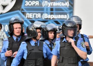 La policía antidisturbios de Ucrania se reúnen para separar a aficionados del Zorya Lugansk y del Legia Varsovia.