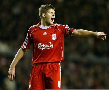 Símbolo y leyenda viviente de Anfield que otorgó tardes gloriosas a los aficionados. Ganó la Champions League de 2005 y hace unos años protagonizó un error que dejó sin la Liga a su amado Liverpool