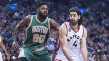 Amir Johnson, ex de los Raptors, defiende a Luis Scola.