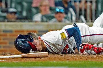 El duelo de la MLB entre Atlanta Braves y St. Louis Cardinals se decant¨® a favor del equipo de Georgia por 7-6, que logra su cuarta victoria consecutiva. Los Cardinals, por su parte, encadenan una racha de cinco derrotas seguidas. En la imagen, el tercera base de los Braves, Austin Riley, se desliza por el suelo en Truist Park durante la octava entrada del partido.