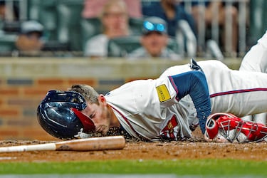 El duelo de la MLB entre Atlanta Braves y St. Louis Cardinals se decantó a favor del equipo de Georgia por 7-6, que logra su cuarta victoria consecutiva. Los Cardinals, por su parte, encadenan una racha de cinco derrotas seguidas. En la imagen, el tercera base de los Braves, Austin Riley, se desliza por el suelo en Truist Park durante la octava entrada del partido.