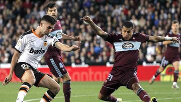 Jeison Murillo, del Celta, se tira al suelo ante Ferr&aacute;n Torres, del Valencia, durante el partido de LaLiga disputado en Mestalla. 