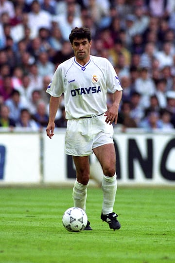 Llevó el 8 durante 7 temporadas, en 1988, con la llegada de Schuster, vistió el 4 y compartió dorsal con el alemán durante la estancia de éste en el club. En la temporada 1995/96, se asignaron dorsales a futbolistas por primera vez en el fútbol español, acabando con el orden de 1 al 11 en los titulares, y Míchel fue el primer jugador del Real madrid que vio su nombre sobre el dorsal 8.