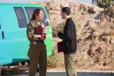 El rehén israelí liberado Guy Gilboa-Dalal, retenido en Gaza desde el mortal ataque del 7 de octubre de 2023 por Hamás, habla con un representante del ejército israelí tras ser liberado, en Reim (Israel).