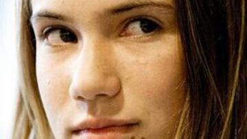 La niña navegante Laura Dekker inicia su vuelta al mundo en solitario