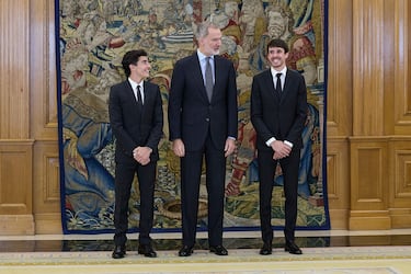 Marc y Álex Márquez posan con el rey Felipe VI durante la audiencia en el Palacio de la Zarzuela.
