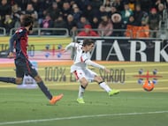 CAGLIARI (Italy), 02/01/2026.- Milans Christian Pulisic (R) in action during the Italian Serie A soccer match Cagliari Calcio and AC Milan, in Cagliari, Italy, 02 January 2026. (Italia) EFE/EPA/FABIO MURRU