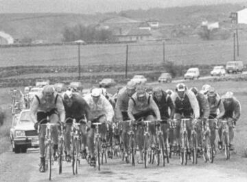 Hasta 1995, la carrera se disputaba en los meses de abril y mayo. Desde entonces y hasta la fecha, se corre entre agosto y septiembre. La vuelta a España ha sufrido varios parones en sus 81 años de historia. Las ediciones de 1937 a 1940 debido a la Guerra Civil Española, en 1943-1944 por la Segunda Guerra Mundial. En 1949 y de 1951 a 1954 también sufrieron la suspensión.