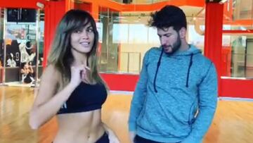 La presentadora Lara &Aacute;lvarez bailando con su profesor de baile y nuevo novio, Daniel Miralles.