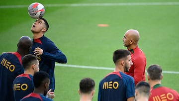 Roberto Martínez y Cristiano, durante el entrenamiento de Portugal.