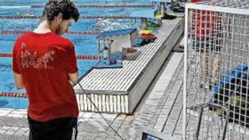 <b>AL BORDE DEL AGUA. </b>Informáticos obtienen en la piscina los datos que analizarán los entrenadores.