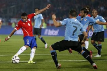 Mauricio Isla patea en la entrada del área y anota el primero.