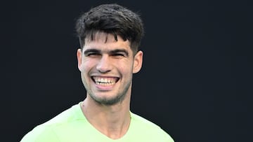 El tenista español Carlos Alcaraz, durante su partido de entrenamiento ante Alex De Minaur antes del Open de Australia.