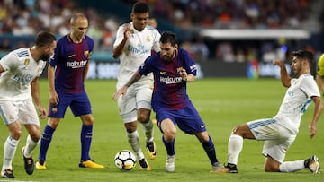 Messi, rodeado por Carvajal, Casemiro y Asensio, ante la mirada de Iniesta, en el Clásico de la International Champions Cup de 2017 en Miami.