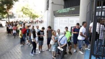 LOCURA AYER. Cientos de aficionados hicieron cola en el estadio para conseguir las entradas para el Trofeo Bernabéu del día 22.