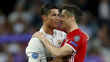 Lewandowski habla con Cristiano.