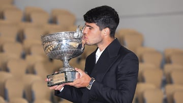 Carlos Alcaraz besa la Copa de los Mosqueteros en la Philippe Chatrier.
