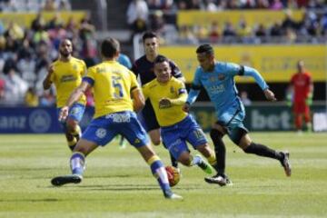 Neymar entre los jugadores de Las Palmas.
