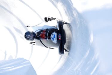 La localidad suiza de Saint Moritz acogió la Copa del Mundo de bobsleigh y skeleton, última prueba de la temporada 2021-22, a solo dos semanas de la ceremonia inaugural de los Juegos de Invierno de Pekín. En la imagen, la canadiense Melissa Lotholz, en acción sobre la pista Olympia Bob, la única de hielo natural del mundo.