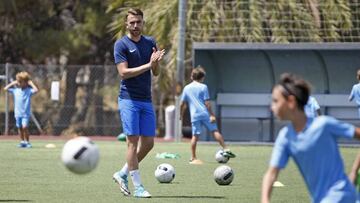 Borja Mayoral con los niños que participan en su II Campus en Alicante.