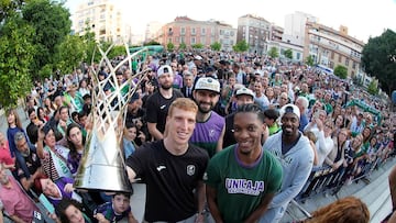 Alberto Díaz y Tyson Carter exhiben el trofeo, junto con sus compañeros, en el Santuario de la Victoria.