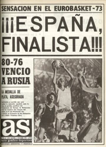 España, plata en el Eurobasket. España llegó a la final del Eurobasket 1973 y la perdió ante Yugoslavia por 67-78. Pese a todo, España se sintió campeona. Su triunfo en semifinales ante la URSS (80-76), campeona de las últimas ocho ediciones, se celebró en España como un triunfo final, como la hazaña que era, la primera vez que España ganaba a la URSS en baloncesto. En aquel triunfo histórico participaron Brabenderr, que anotó 20 puntos, Ramos, Cabrera, Santillana, Rullán, Buscató, Sagi-Vela, Luyk y Estrada.