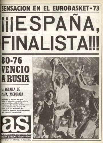 España, plata en el Eurobasket. España llegó a la final del Eurobasket 1973 y la perdió ante Yugoslavia por 67-78. Pese a todo, España se sintió campeona. Su triunfo en semifinales ante la URSS (80-76), campeona de las últimas ocho ediciones, se celebró en España como un triunfo final, como la hazaña que era, la primera vez que España ganaba a la URSS en baloncesto. En aquel triunfo histórico participaron Brabenderr, que anotó 20 puntos, Ramos, Cabrera, Santillana, Rullán, Buscató, Sagi-Vela, Luyk y Estrada.