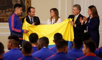 Iván Duque, presidente de la República, entregó la bandera del país a Radamel Falcao García y le dio un mensaje de apoyo a los dirigidos por Queiroz