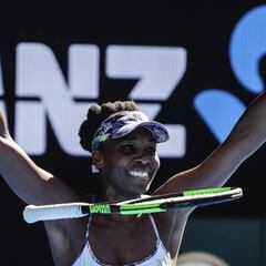 MEL001 MELBOURNE (AUSTRALIA) 26/01/2017.- La tenista estadounidense Venus Williams celebra su victoria ante su compatriota Coco Vandeweghe durante el partido que enfrentó a ambas en la semifinal del Abierto de Australia que se celebra en Melbourne (Australia) hoy, 26 de enero de 2017. EFE/Made Nagi