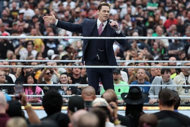John Cena ejerce de presentador durante WrestleMania 42, celebrado en el Allegiant Stadium de Las Vegas.