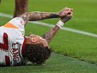 Noa Lang tras chocar con la valla publicitaria durante el partido de Champions League en Anfield.