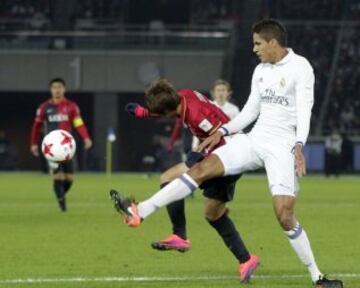 Varane intenta despejar el balón.