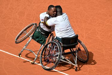 Donald Ramphadi y Lucas Sithole de Sudáfrica celebran emotivamente la victoria en el partido contra Leandro Peña y Ymanitu Silva de Brasil.