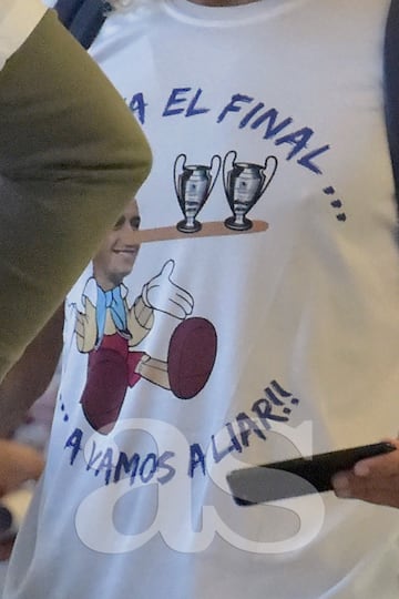 Lucas Vázquez y sus amigos en el aeropuerto de Ibiza para celebrar su despedida de soltero.