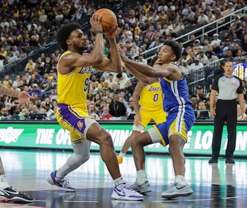 Bronny James frente a Reece Beekman de los Warrios.